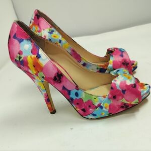 Woman's Bongo sizes 7 floral poppy design stilettos with bows in great shape